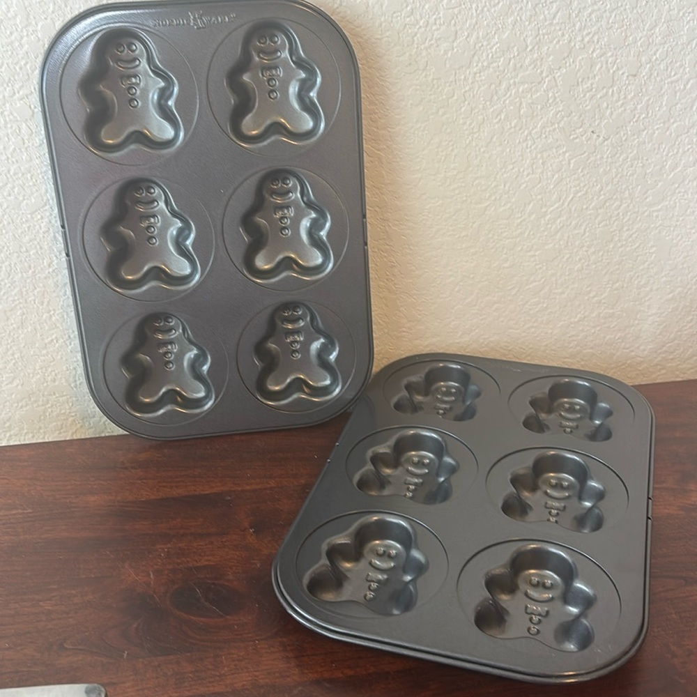 Nordic Ware Gingerbread Man Cupcake and Muffin Pan set